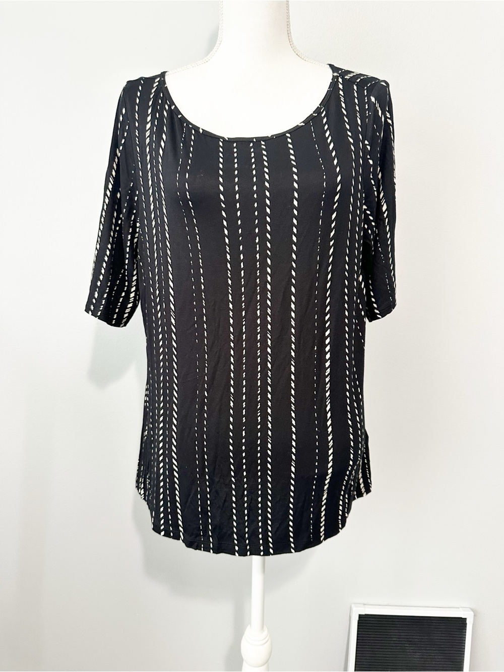 Apt. 9 Black elbow Sleeve Scoop Neck Top White Pinstripe Stitching size large